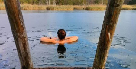 Mirjam beim Eisbaden im See